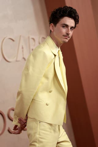 Timothée Chalamet usava um traje amarelo impressionante para o Oscar de 2025